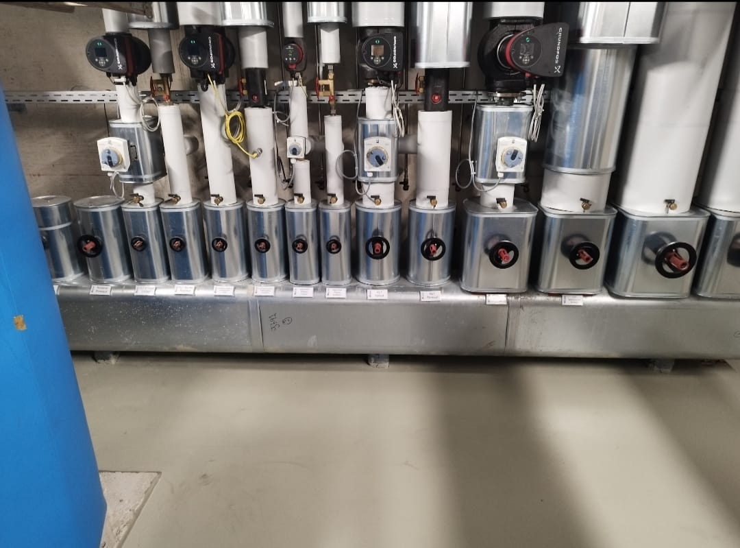 Neue Heizungsinstallation mit Rohrleitungen